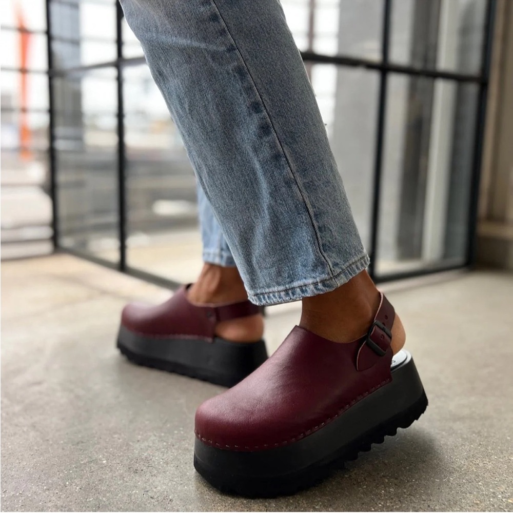 NWT AND BOX Bryr clogs oxblood chonks with black moto base - size 38